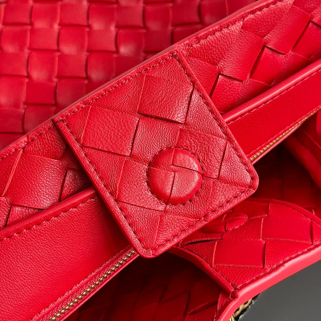 The 2023 new Andiamo batch of 2260 BV has been shipped‼ ️Really popular🔥The new Andiamo woven handbag launched by Bottega Veneta this season is really popular all over the world! ! Celebrities at home and abroad have worn it, and Oscar-winning actress Michelle Yeoh has taken it out on the street. Song Jia, Trai Yara, Yu Feihong, Sanji Ayaka, Rosie Hunting-Whiteley, Yoshioka Riho, etc. have all picked up this bag. It is classic and versatile, showing off its temperament, and the bag capacity is also large, which is very convenient for daily commuting! ! A variety of carrying methods, the shoulder straps can be adjusted by yourself, the original lambskin feels soft and delicate, and the unisex style breaks the gender boundaries and brings a more practical and long-lasting use experience. Andiamo, which has both elegant and casual styles, perfectly interprets the true appearance of "fashionable old money style". Style number: 743572 Size: 32*24*12
